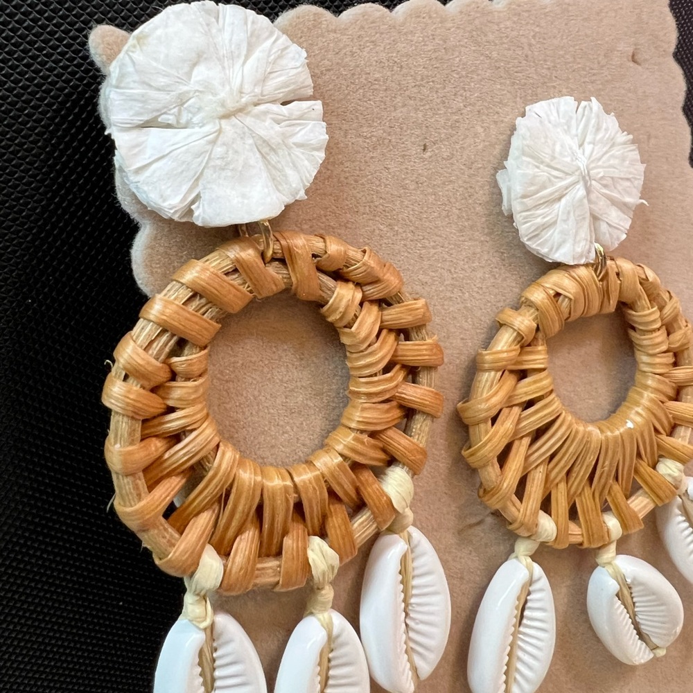 Beautiful Rattan Shell Earrings - Picture 4 of 5